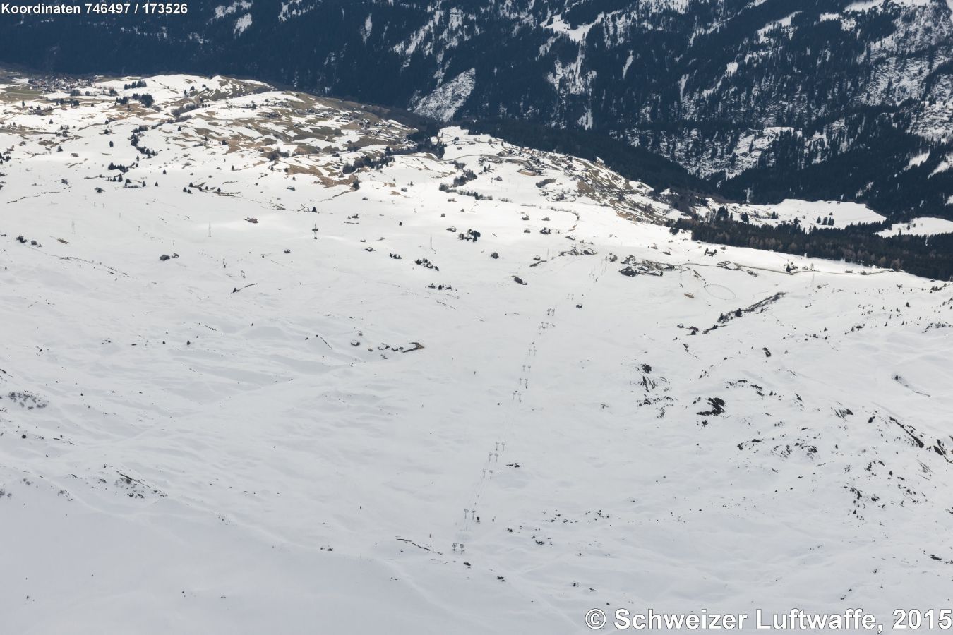 Heinzenberg, oberhalb Tschappina. Skilift von Obergmeind zur Lüschalp.(Position: 2'746'512.28, 1'173'590.89) im mittleren Bildteil. Blick gegen NE hinunter ins Hinterrheintal.